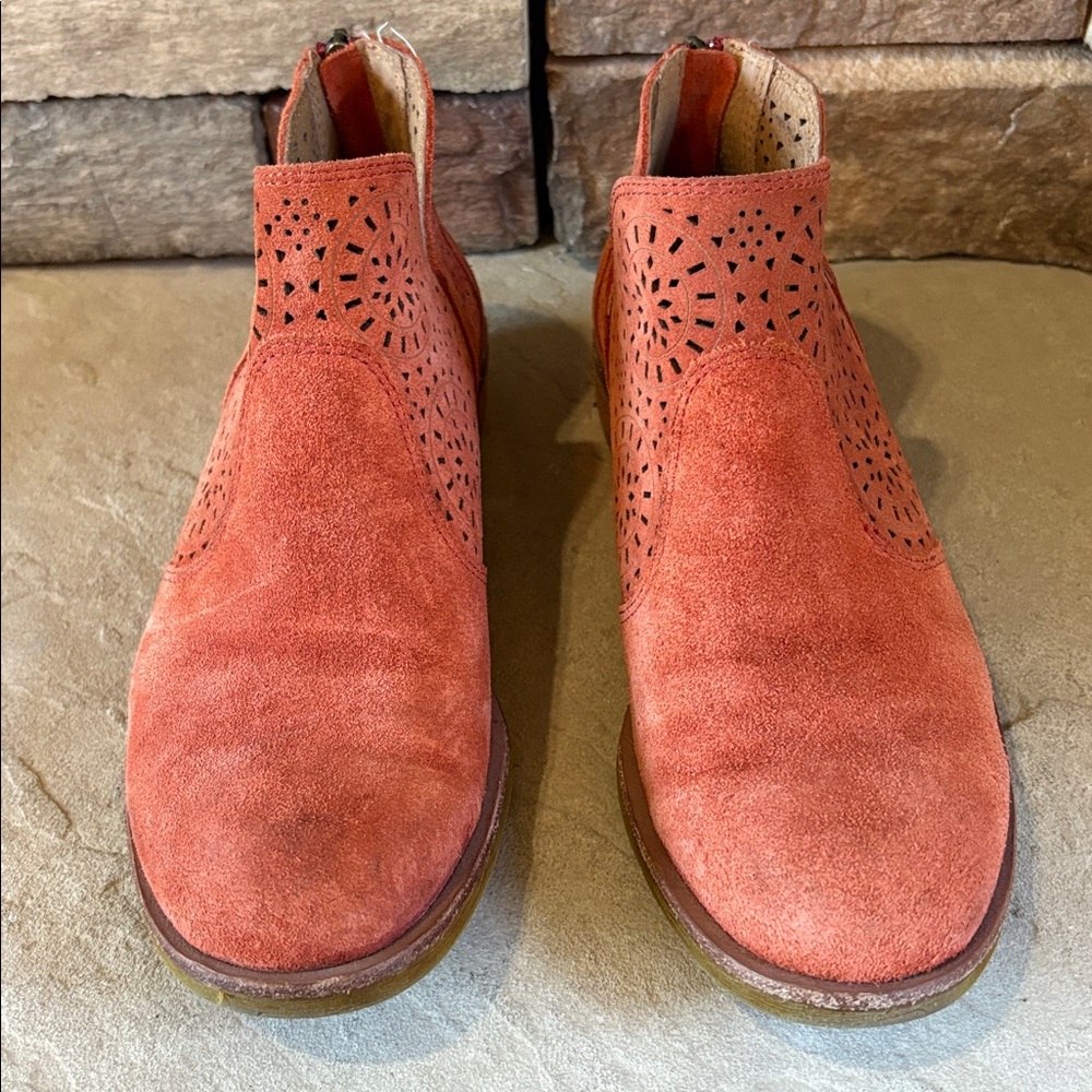 Sofft sz 7.5 burnt orange suede booties with cut out details - Picture 2 of 11